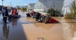 Antalya’yı sel vurdu! Vatandaşlar botlarla kurtarıldı