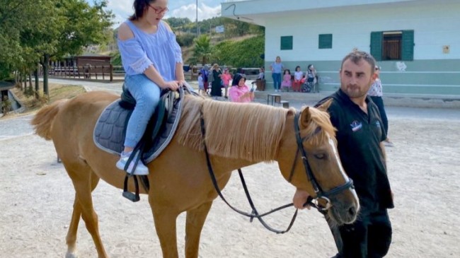 Atlar engelli çocuklara terapi oluyor
