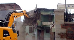 Tehlike Saçan Metruk Binalar Yıkılıyor