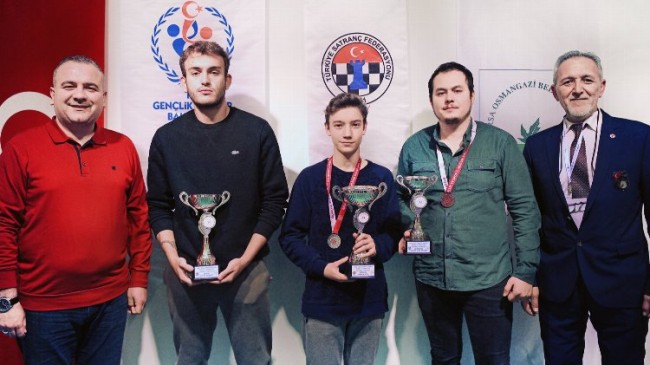 Bursa Osmangazi’de satranç ustaları kupalarını aldı