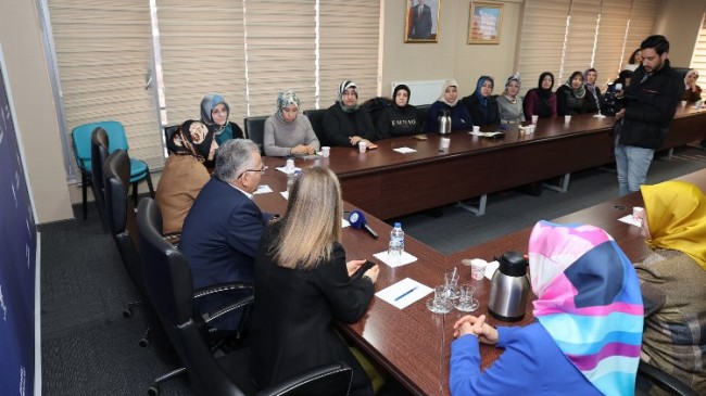 AK Parti Kayseri Kadın Kolları Büyükkkılıç ailesiyle buluştu