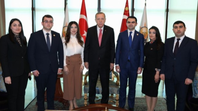 Azerbaycanlı gençlerden Cumhurbaşkanı Erdoğan’a ziyaret