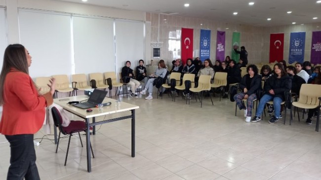 Bursa’da liseli gençler Büyükşehir kampında motive oluyor