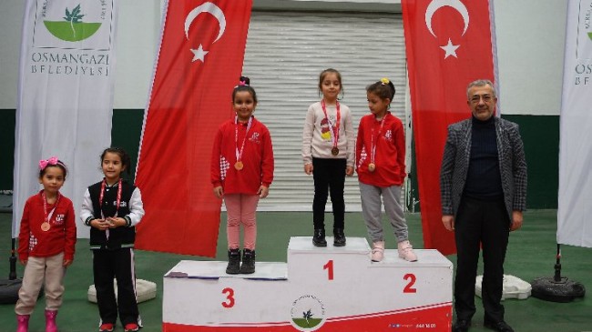 Bursa Osmangazi’de minik satranççılar ödüllendirildi