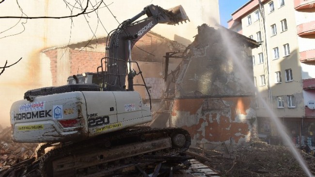 Bursa Yıldırım’da estetği bozan metruklar yıkılıyor