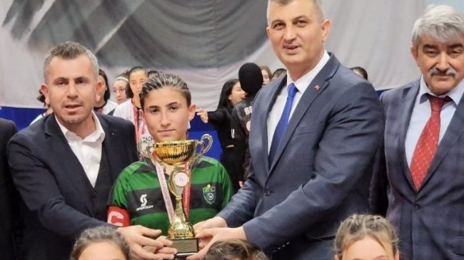 Gölcük Barbaros Hayrettin Lisesi Futsal’da Kocaeli şampiyonu oldu