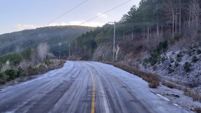 Muğla’da yollar buzlanmaya karşı tuzlanıyor