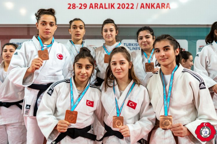 Manisa’nın kadın judocuları Süper Lig’e yükseldi