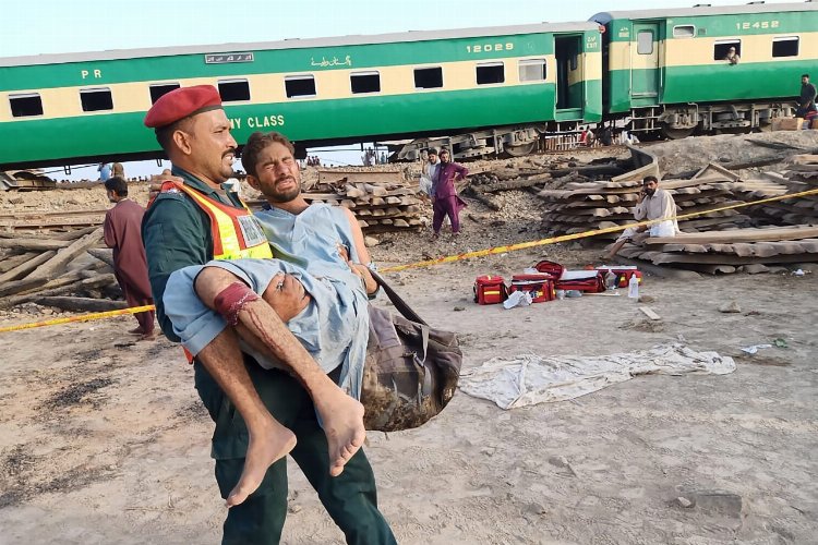 Pakistan’da bombalı saldırı! Tren raydan çıktı…