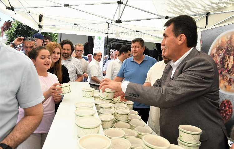 Başkan Dündar ikramı kendisi yaptı
