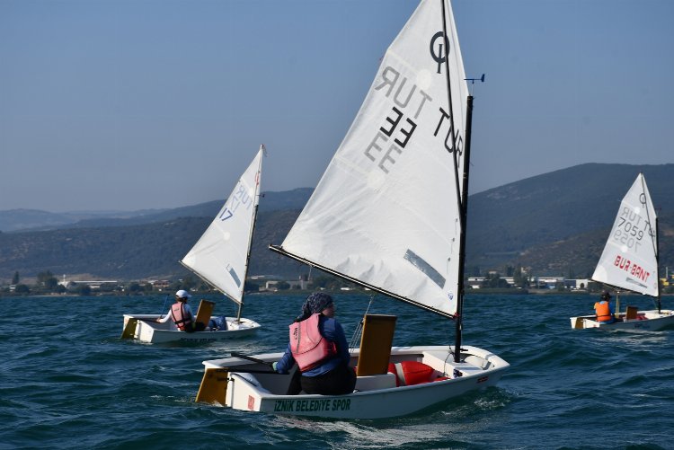 Bursa İznik Gölü'nde heyecan dolu yarış