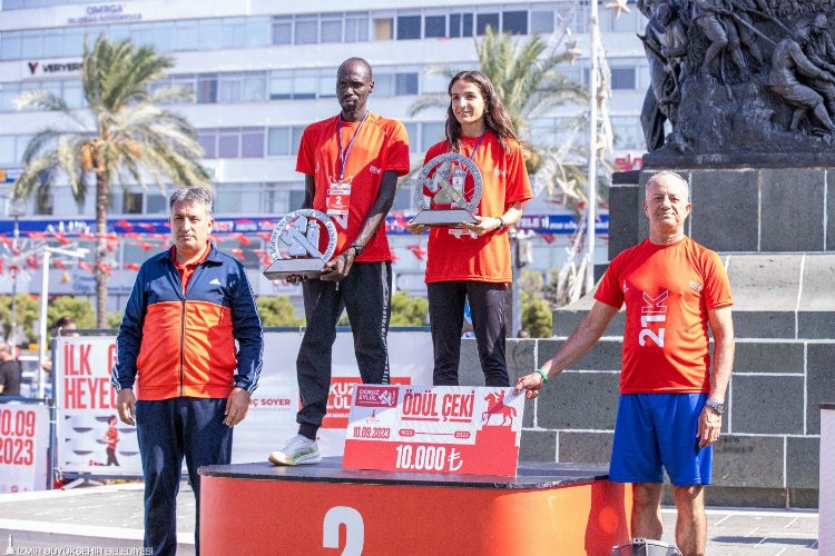 İzmir için koştular, ödülleri kaptılar