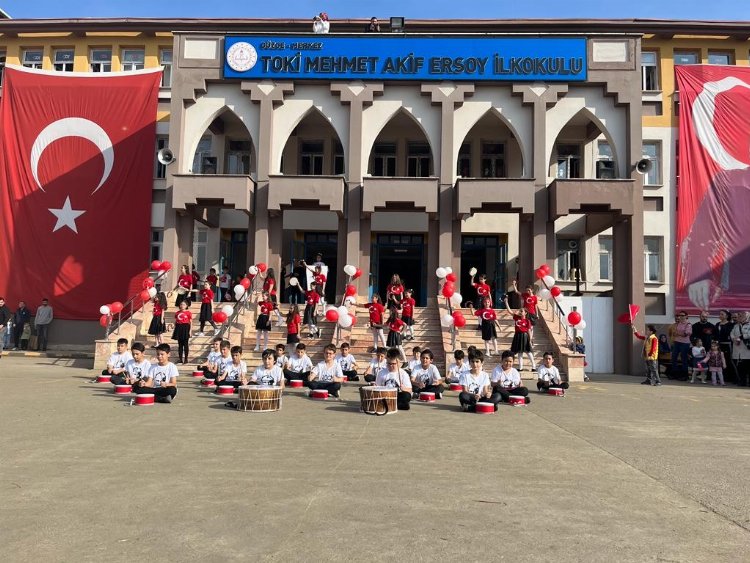 Düzce'de öğrenciler 100. yıl şekli oluşturdu
