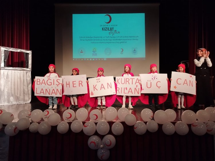 Gölcük'te öğrencilerin özel Kızılay oyunu ilgi gördü