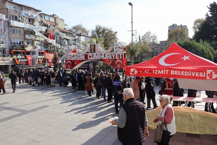 İzmit'te Ata'nın sevdiği yemekleri ikram edildi