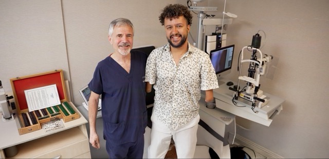 Paralimpik Milli Yüzücü Hamit Demir, “No Touch Laser” yöntemiyle gözlüklerine veda etti