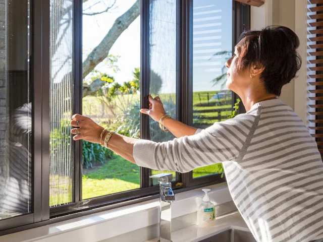 Yaşam Alanlarında Hijyen ve Estetik: Duşakabin ve Sineklik Sistemleri Neden Önemli?